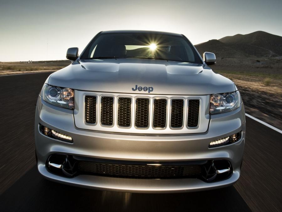  Jeep Grand Cherokee SRT8 2011 года  (фото 2 из 16)